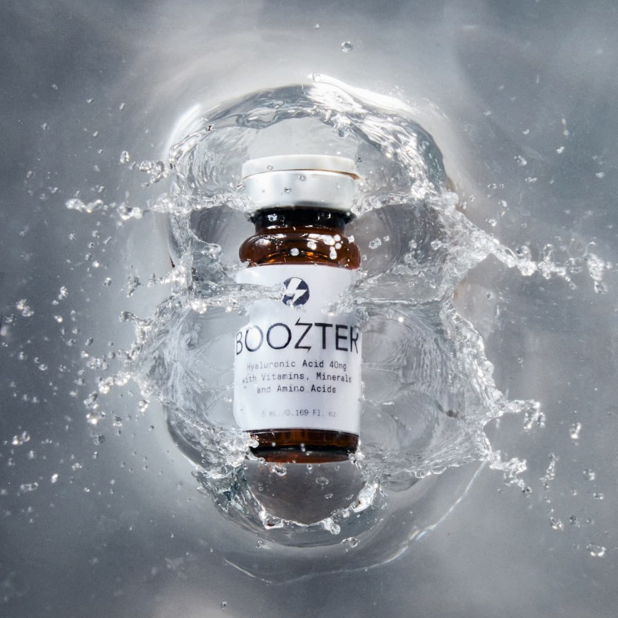 INFUZION® Boozter Wirkstofffläschchen im Wasser (Herstellerbild)