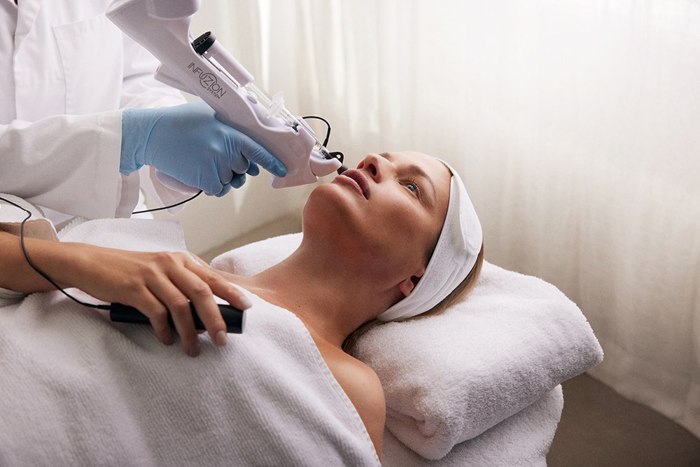 Kosmetische Anwendung mit dem INFUZION® System im Gesicht
